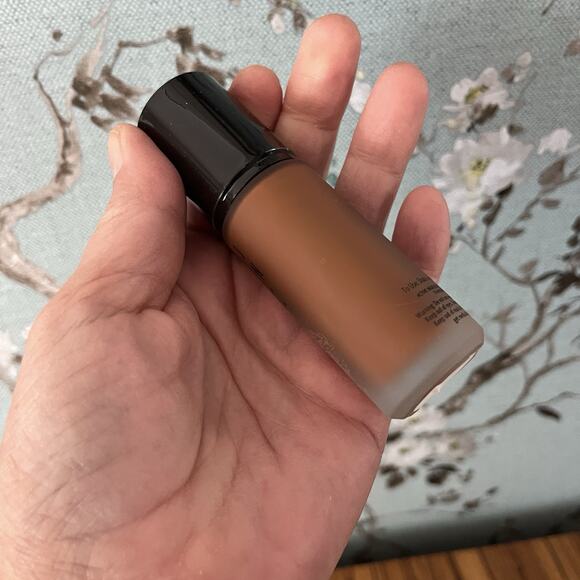 Bobbi Brown Weightless Skin Foundation SPF 15 Cool Walnut - Picture 3 of 6